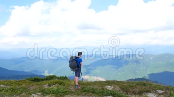 山顶的游客正在看风景喀尔巴阡山脉视频的预览图