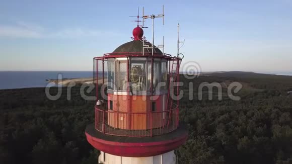 在立陶宛奈达附近的库罗尼亚海雀灯塔顶端飞行视频的预览图