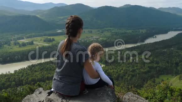 母女俩坐在山顶上视频的预览图