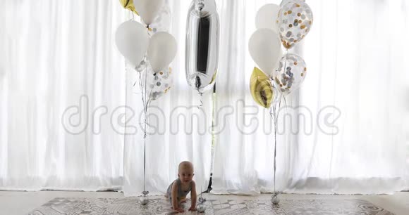 可爱的婴儿和节日气球视频的预览图