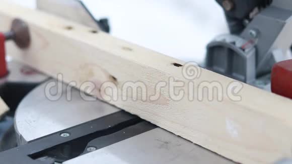 聚焦木工锯木板视频的预览图
