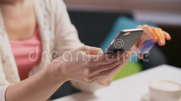 中年妇女使用智能手机的肖像视频的预览图