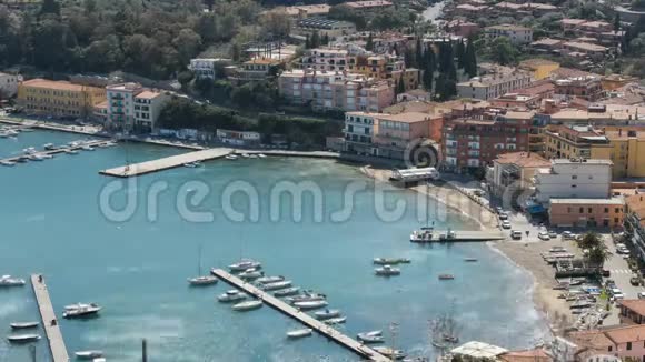 2018年3月23日意大利波尔图尔科尔有停泊船只的港口的俯视图4k视频的预览图