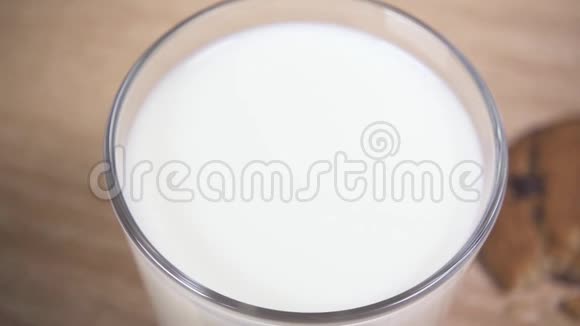 镜头从牛奶移到饼干视频的预览图