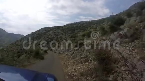 由越野车在狭窄的山路上行驶视频的预览图