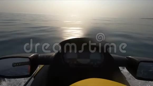 关闭在海上驾驶的喷气式滑雪板视频的预览图