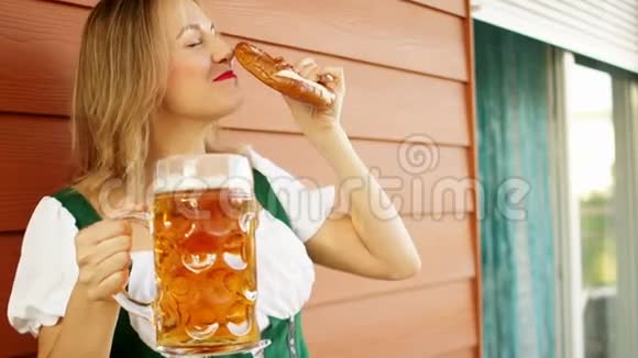 成熟的啤酒节女服务员穿着传统的巴伐利亚礼服端着大杯啤酒视频的预览图