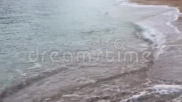 特写镜头湍流海波在岩石上飞溅视频的预览图
