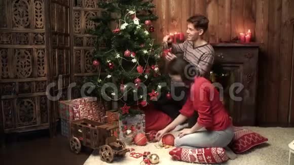 幸福夫妇在家装饰圣诞树关系家庭圣诞节新年节日自负视频的预览图
