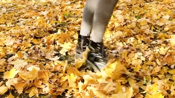 金秋落叶上行走的女子动作缓慢视频的预览图