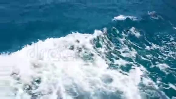 靛蓝的海水在船上奔腾视频的预览图