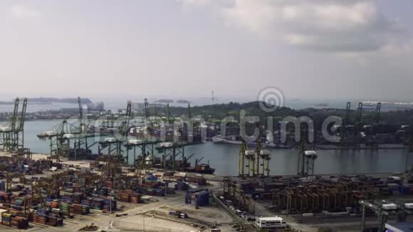 鸟瞰亚洲最繁忙的货运港新加坡商业港实时鸟瞰视频的预览图