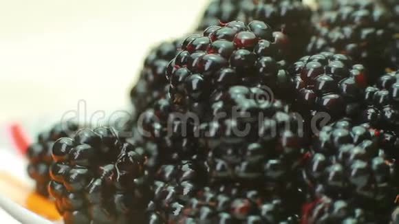 黑色浆果在盘子里旋转视频的预览图