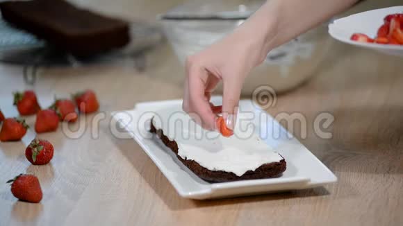女糕点厨师的手做一个美味的草莓蛋糕在厨房做甜点视频的预览图