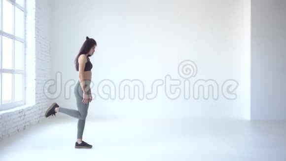活泼的女人正通过手和腿走路来热身一个人抬起4k工作室装饰视频的预览图