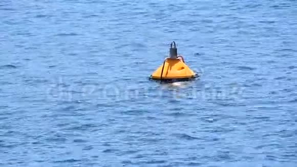黄色的浮标漂浮在碧波荡漾的海面上视频的预览图