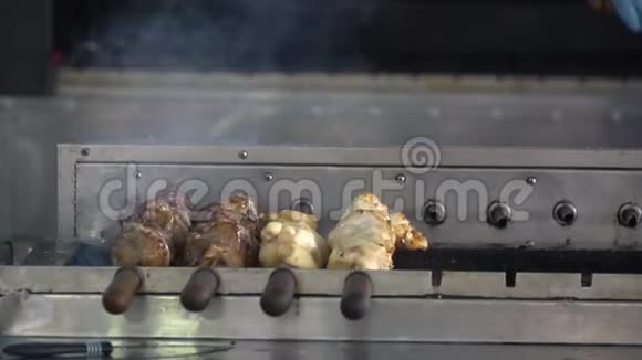 烤肉串上的肉肉在扦子上旋转烧烤时的食物烧烤视频的预览图