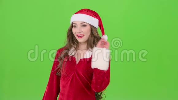 圣诞老人助理在新的一年里热烈祝贺绿色屏幕慢动作视频的预览图