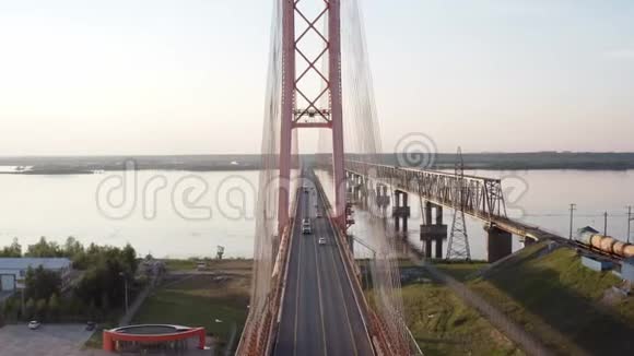 空中飞行在夕阳下通过一座斜拉桥站在河的上方4k视频的预览图