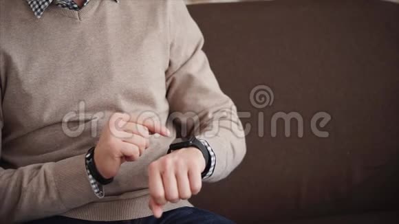 用智能手表检查人的手的特写镜头视频的预览图