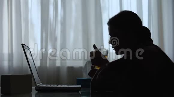 病妇深夜在家用笔记本电脑工作剪影截止日期视频的预览图