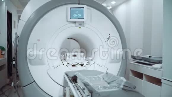 带白色磁共振断层扫描的房间视频的预览图
