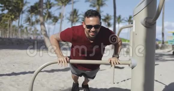 在沙滩上进行严肃的男子训练视频的预览图