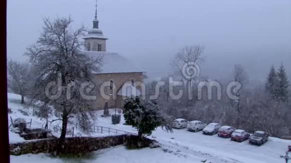 白雪皑皑的法国小教堂视频的预览图