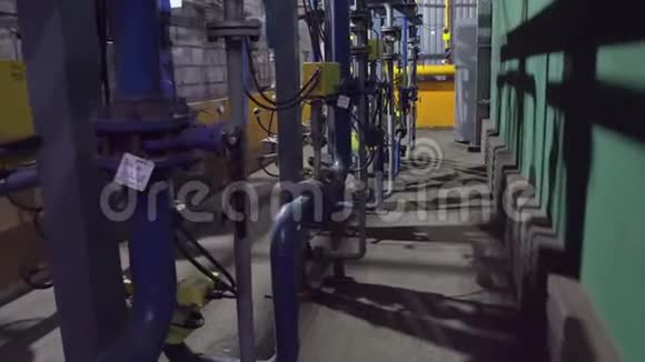 厂房管道系统与厂房墙体之间的运动视频的预览图