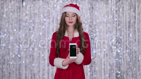 圣诞老人手里拿着电话看着远处博克背景慢动作视频的预览图