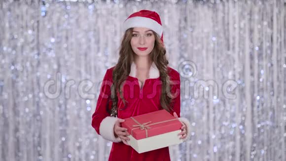 圣诞老人手里拿着礼物竖起大拇指博克背景慢动作视频的预览图