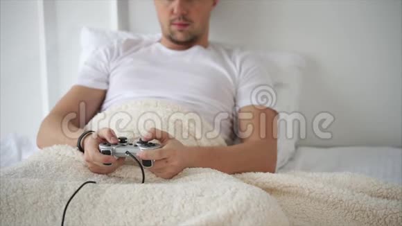 近镜头的男子的手谁使用控制台的游戏机视频的预览图
