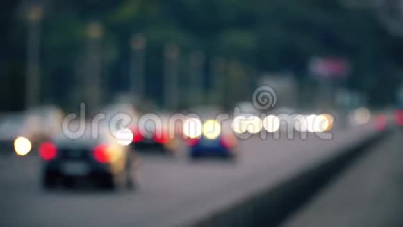 晚上高速公路上的汽车会散焦视频的预览图