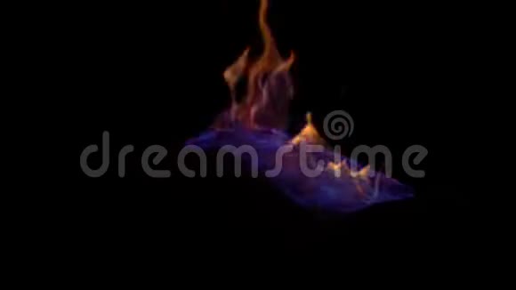 在黑暗中用湿毛巾燃烧酒精的特写镜头中国消防按摩视频的预览图