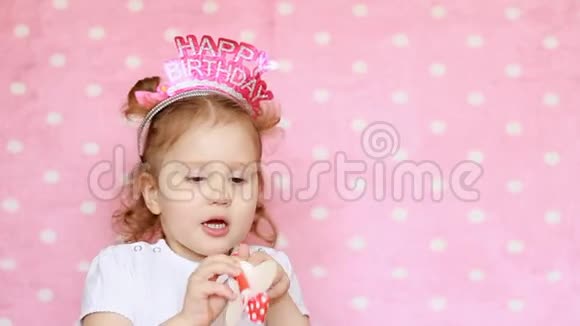 生日快乐的女孩吹喇叭微笑视频的预览图