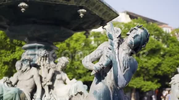 古代喷泉中的美人鱼雕塑视频的预览图