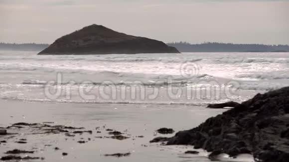 长滩4KUHD烧烤岩冲浪视频的预览图