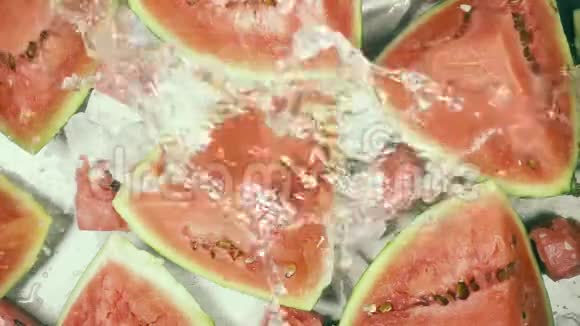 西瓜片和冰面上的慢速水滴视频的预览图