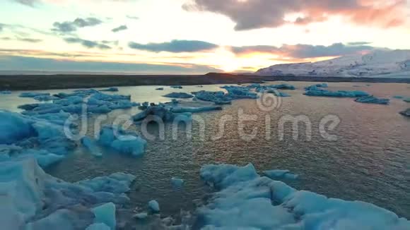 冰岛Jokulsarlon冰川泻湖的冰山视频的预览图