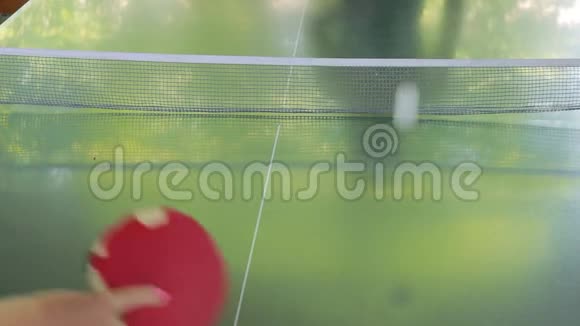 夏天操场上的乒乓球从玩家侧面看视频的预览图