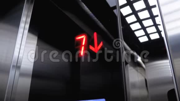 在电梯中的数字显示器它从地板上向下箭头视频的预览图