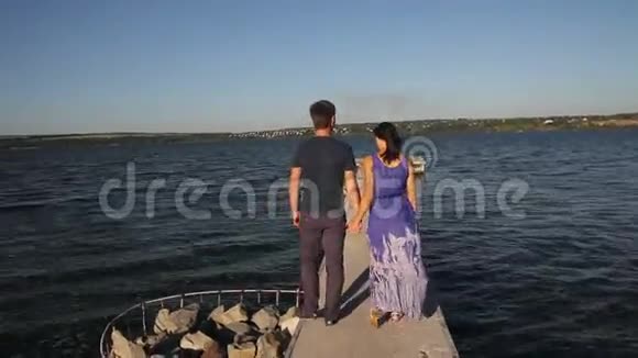 一个男人和一个女人在码头上散步视频的预览图