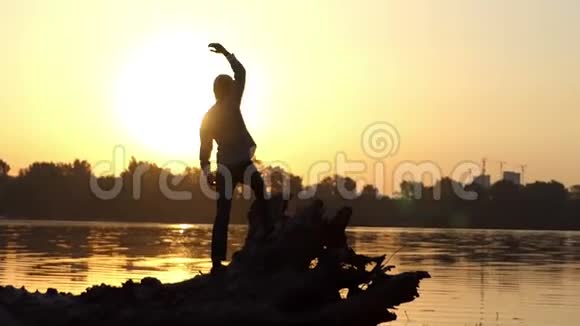 快乐的人举起一只手手里拿着一个杯子放在太阳湖畔视频的预览图