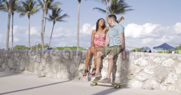 时尚的幸福夫妇在海滨放松视频的预览图