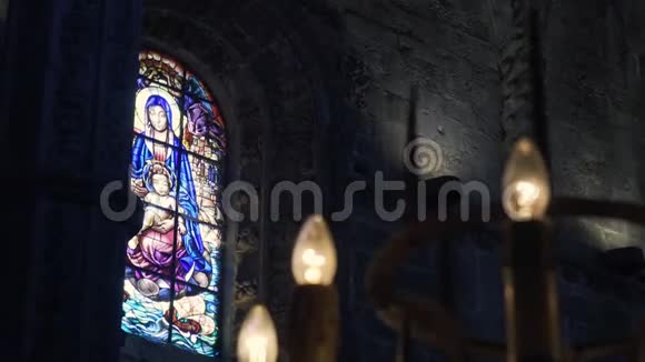 葡萄牙大教堂彩色彩色玻璃窗视频的预览图