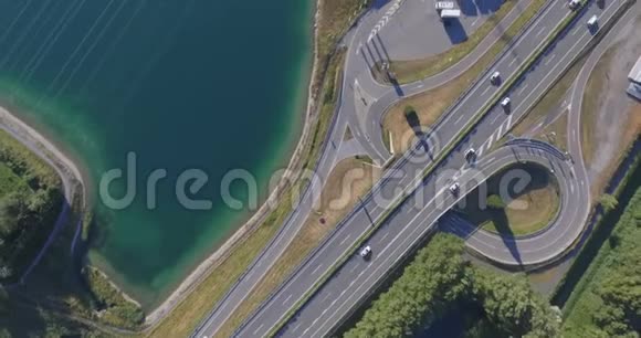 飞越公路和湖泊空中4K视频的预览图
