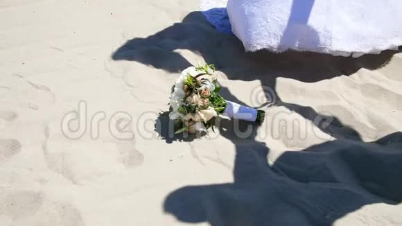 夏天沙漠在沙子的背景下婚礼上的花束阴影人们的轮廓视频的预览图