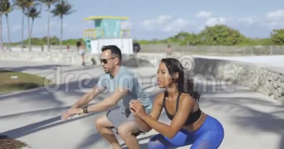多种族夫妇在海滨工作视频的预览图