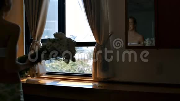女人剪花根站在近窗特写视频的预览图