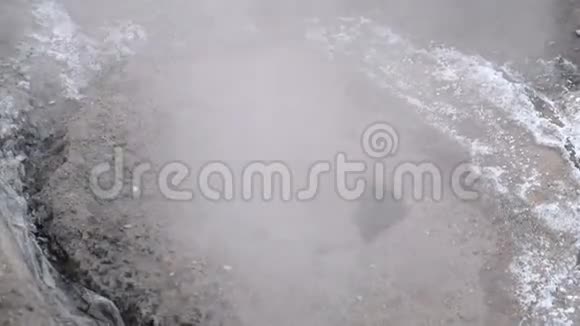 蒸汽来自路边雪中的卫生下水道盖上景特写镜头视频的预览图